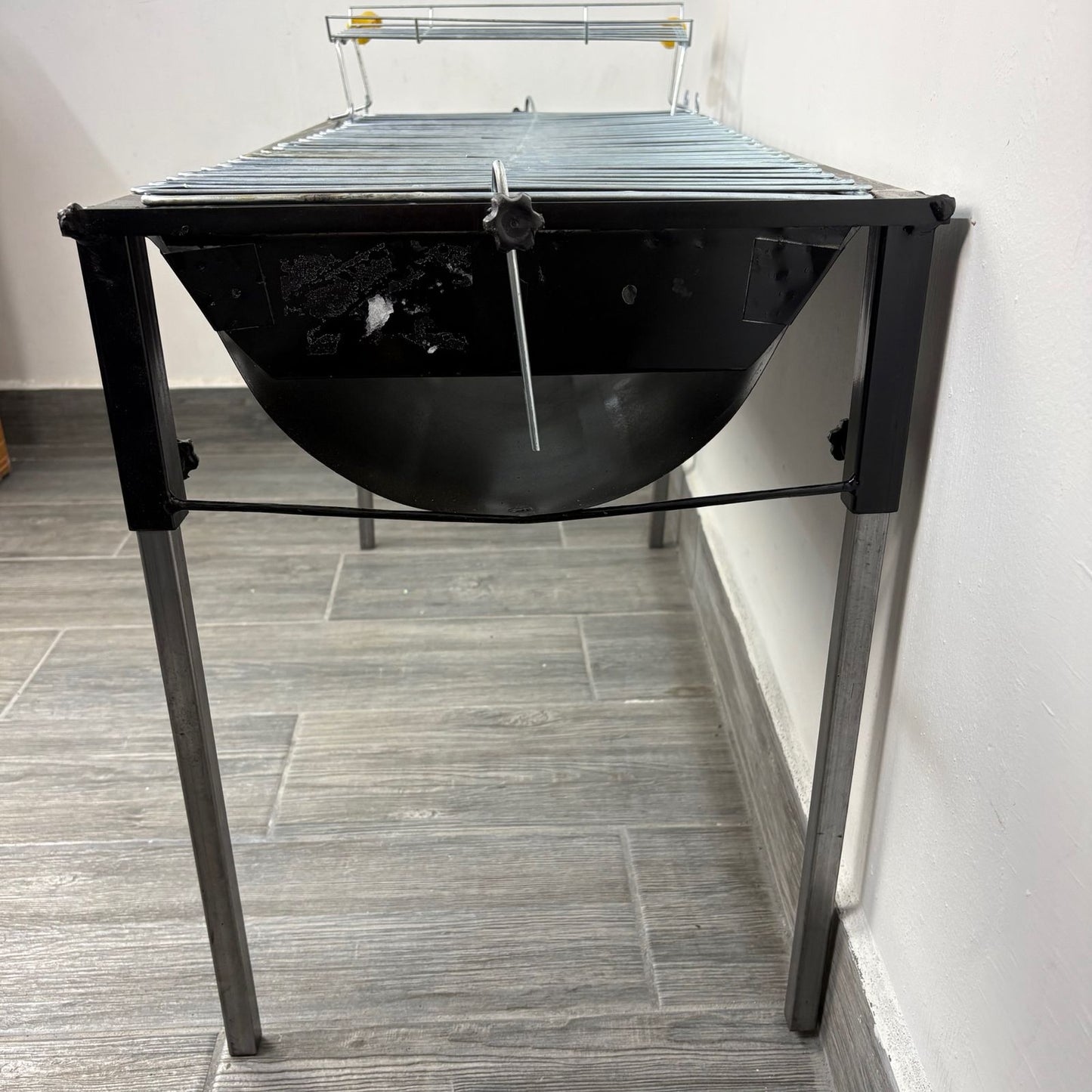 Asador de metal grande