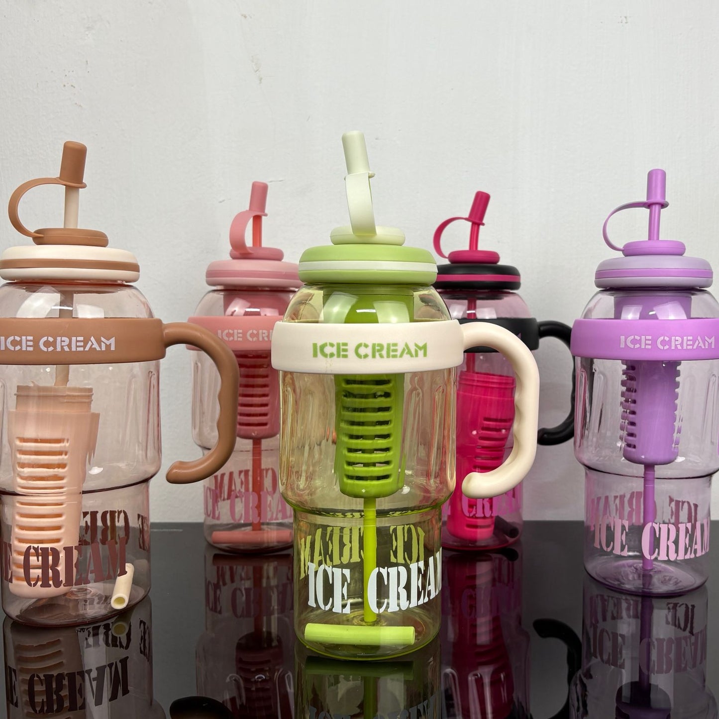 Bote de agua ice cream