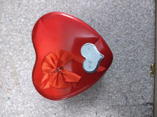 Corazon metalico con oso